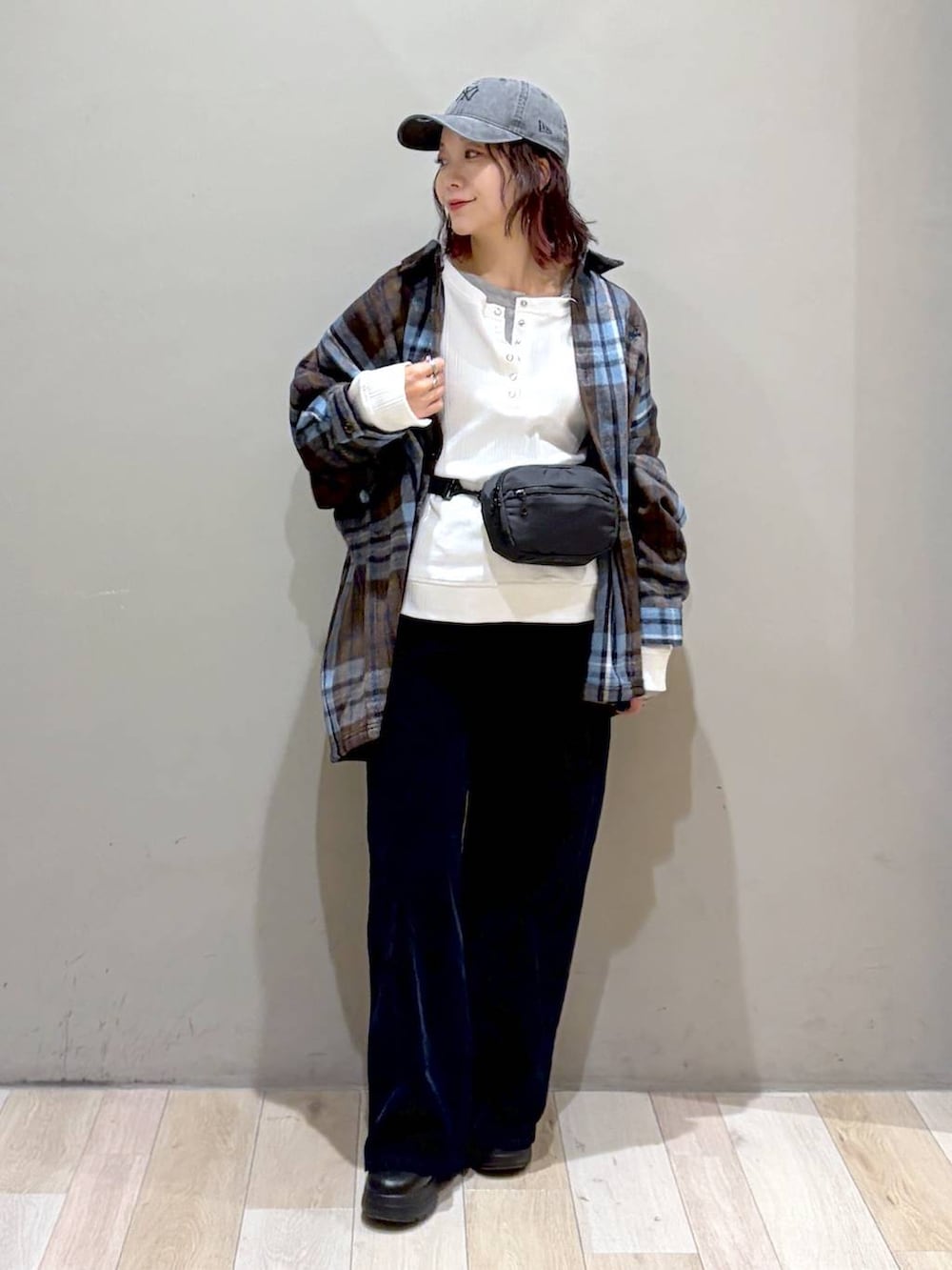 ブルー系のその他パンツ、ブラック系のブーツ、ホワイト系のTシャツ/カットソーを着用したレディースの秋コーディネートの8枚目の写真