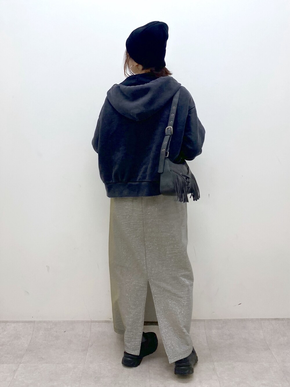 イエロー系のTシャツ/カットソー、ブラック系のパーカー、グレー系のスカートを着用したレディースの春コーディネートの6枚目の写真