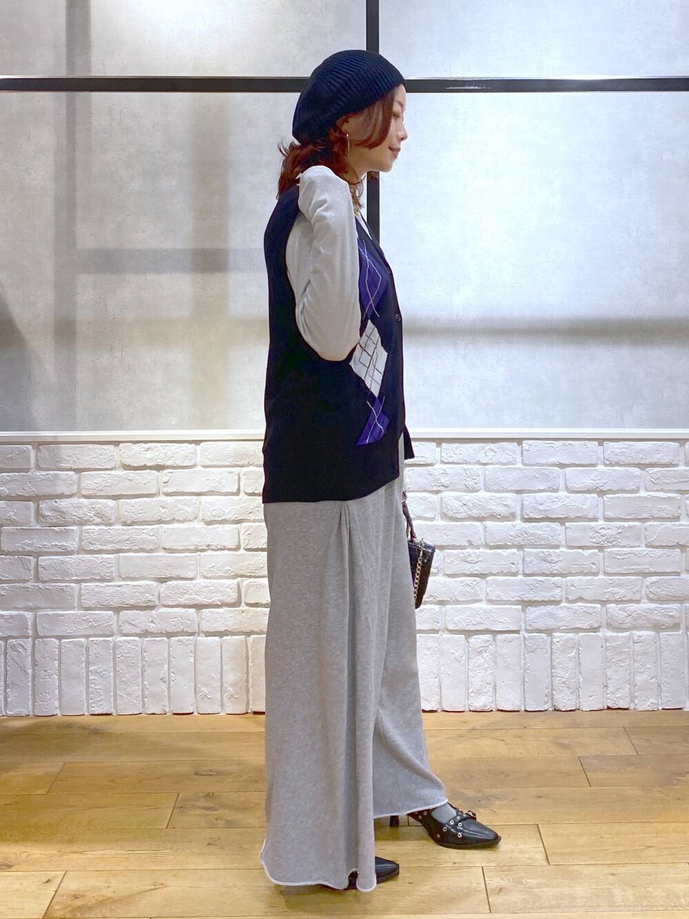 ブラック系のパンプス、グレー系のスウェットパンツ、ブラック系のハンドバッグを着用したレディースの秋コーディネートの5枚目の写真