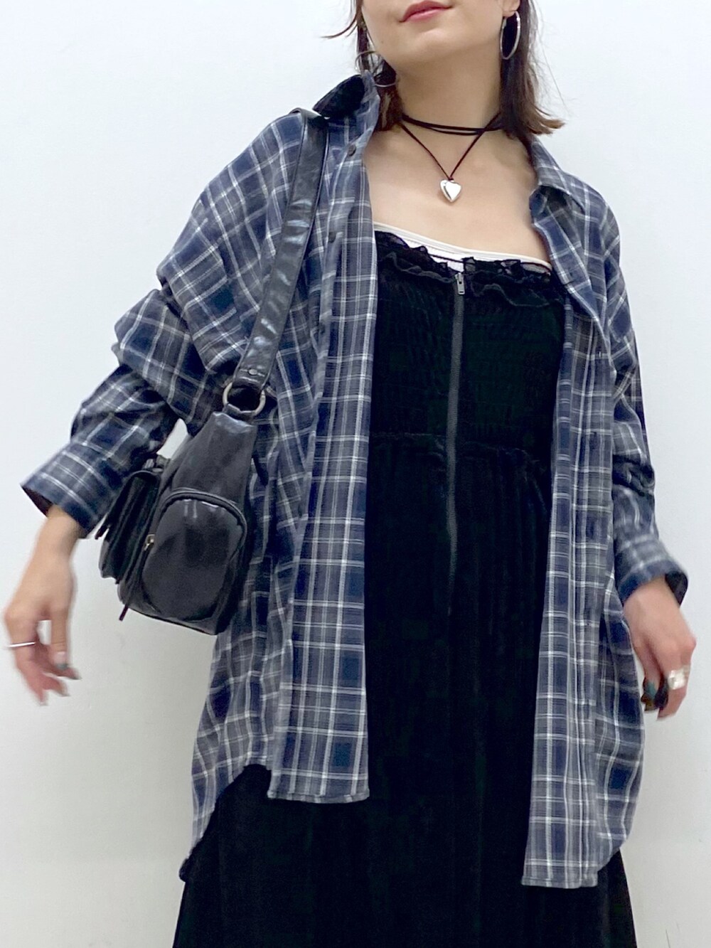 ブラック系のワンピース、ホワイト系のスニーカー、ブラック系のデニムパンツを着用したレディースの夏コーディネートの2枚目の写真