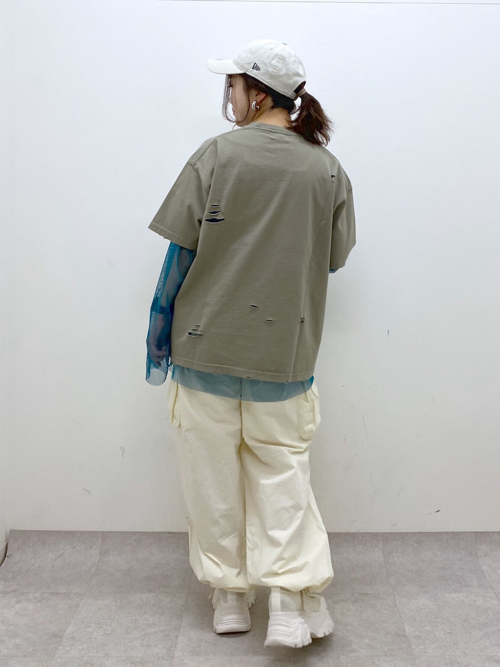 グリーン系のTシャツ/カットソー、ブルー系のTシャツ/カットソー、ホワイト系のカーゴパンツを着用したレディースの春コーディネートの6枚目の写真