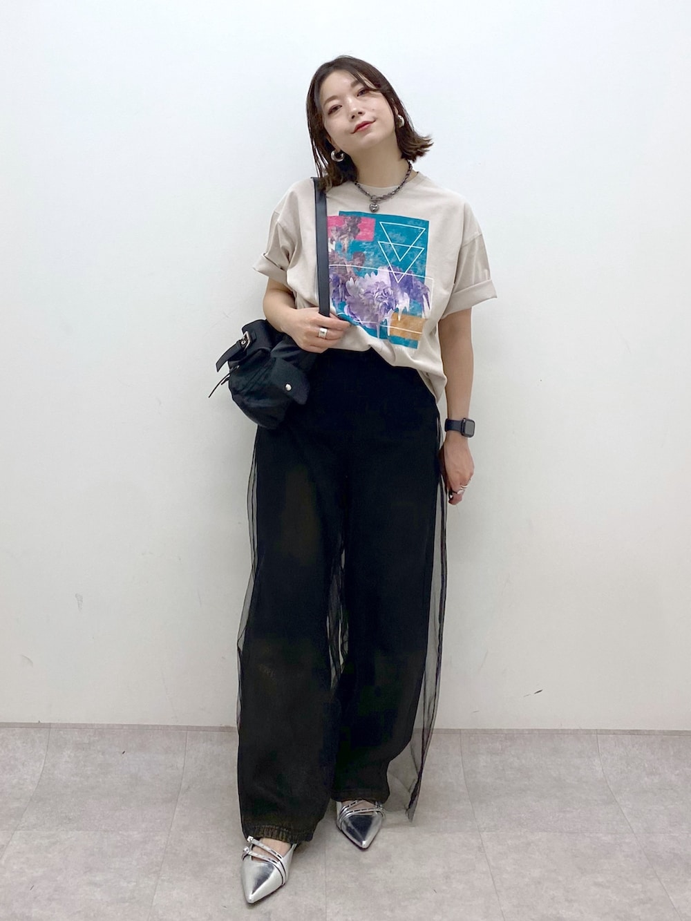 ベージュ系のTシャツ/カットソー、ブラック系のその他パンツ、ブラック系のデニムパンツを着用したレディースの夏コーディネートの9枚目の写真