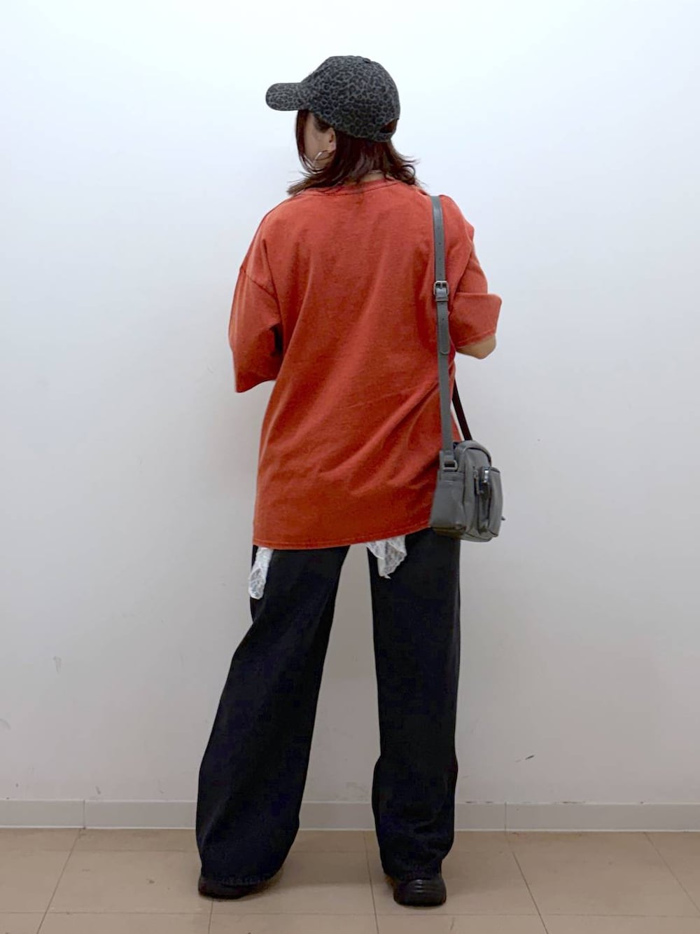 ブラック系のデニムパンツ、グレー系のショルダーバッグ、グレー系のサンダルを着用したレディースの春コーディネートの6枚目の写真