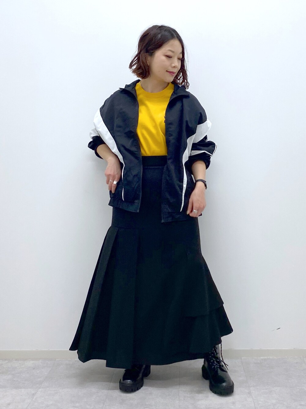 「春服みてみて、春カラー、低身長、モノトーン、マーメイドスカート、オトナカジュアル、スボーツミックス、ナイロンジャケット、モードカジュアル、春アウター」｜「PAGEBOYのアシメティアードスカート（スカート、ブラック系）」を使った、Chisaさん（レディース・154cm）の春コーディネートの2枚目の写真