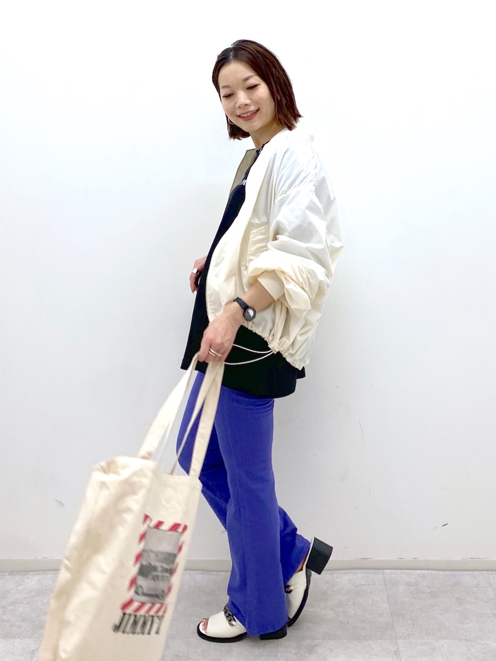 ブラック系のTシャツ/カットソー、その他のパンツ、ホワイト系のシューズを着用したレディースの夏コーディネートの2枚目の写真