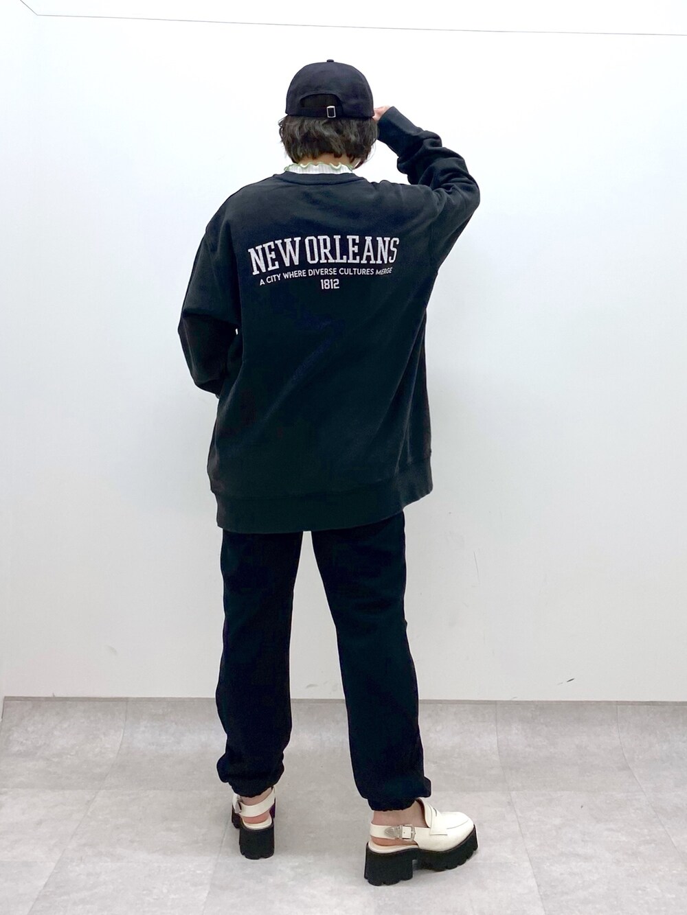 ブラック系のスウェット、ブラック系のスウェットパンツ、ホワイト系のニット/セーターを着用したレディースの冬コーディネートの3枚目の写真