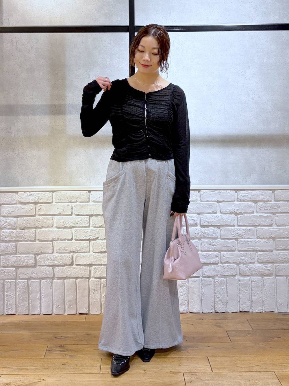 ホワイト系のキャミソール、ピンク系のハンドバッグ、グレー系のスウェットパンツを着用したレディースの春コーディネートの9枚目の写真