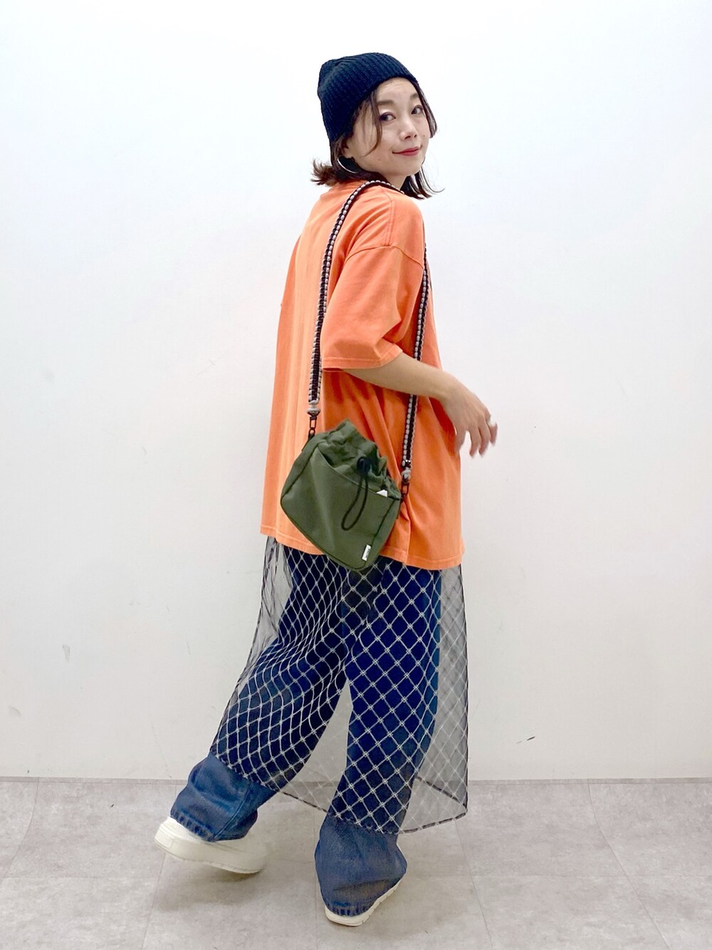 ピンク系のTシャツ/カットソー、ブルー系のデニムパンツ、ホワイト系のスニーカーを着用したレディースの夏コーディネートの8枚目の写真