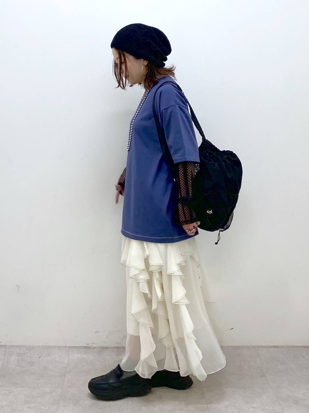「低身長、きれいめ、若見え、春コーデ、夏コーデ、モード、PAGEBOY、どっと変わっちゃえ、骨格ウェーブ_PAGEBOY、大人カジュアル、レイヤードスタイル、Tシャツ、スカート、ロングスカート、ニット帽」｜「PAGEBOYのラメペーパービーニー（ニットキャップ/ビーニー、ブラック系）」を使った、Chisaさん（レディース・154cm）の春コーディネートの7枚目の写真