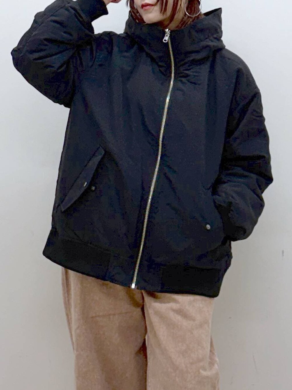 ブラック系のブーツ、ブラック系のボストンバッグ、ブラック系のブルゾンを着用したレディースの冬コーディネートの2枚目の写真