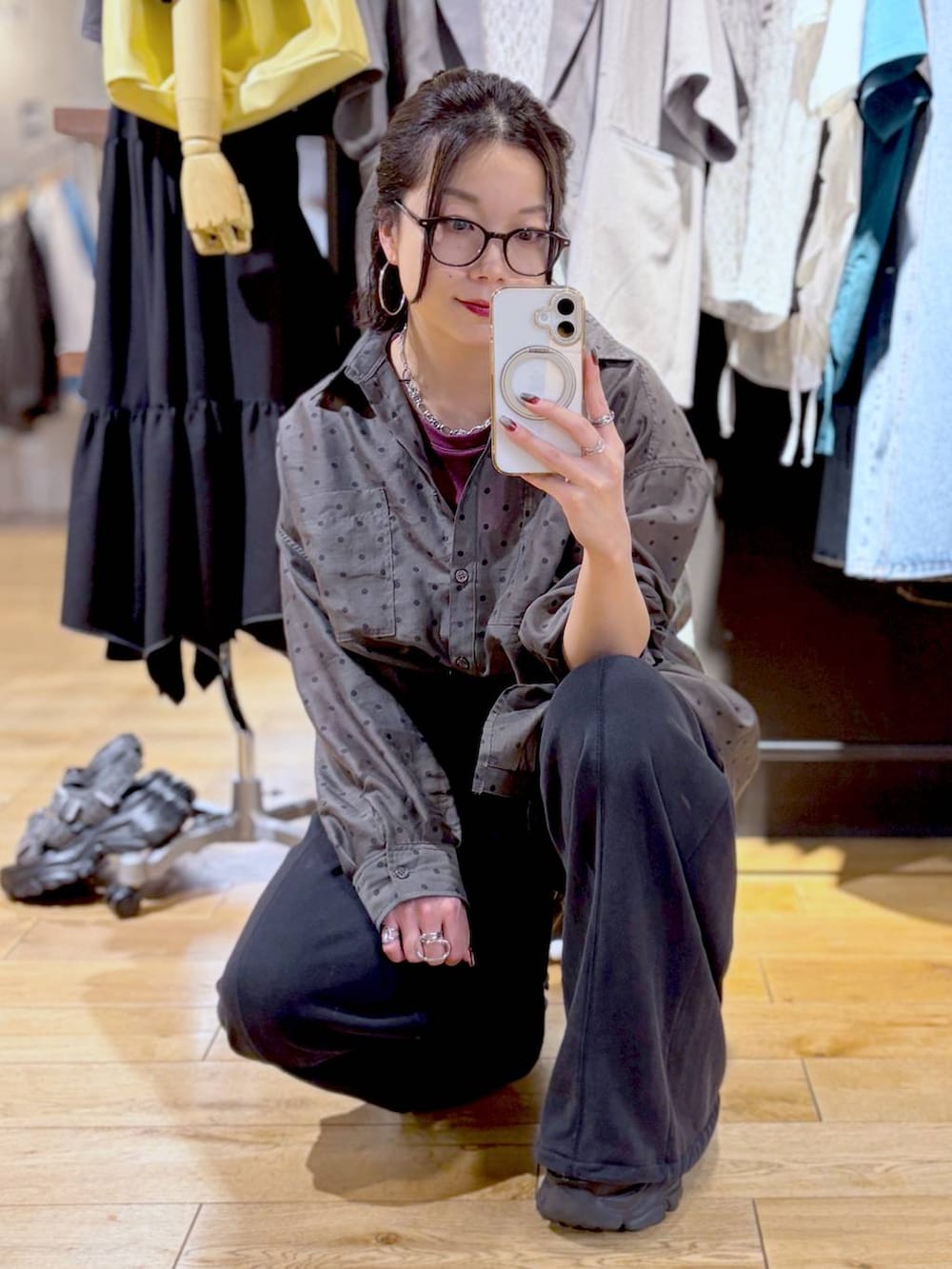 ブラック系のスニーカー、ブラック系のスウェットパンツ、その他のシャツ/ブラウスを着用したレディースの春コーディネートの2枚目の写真
