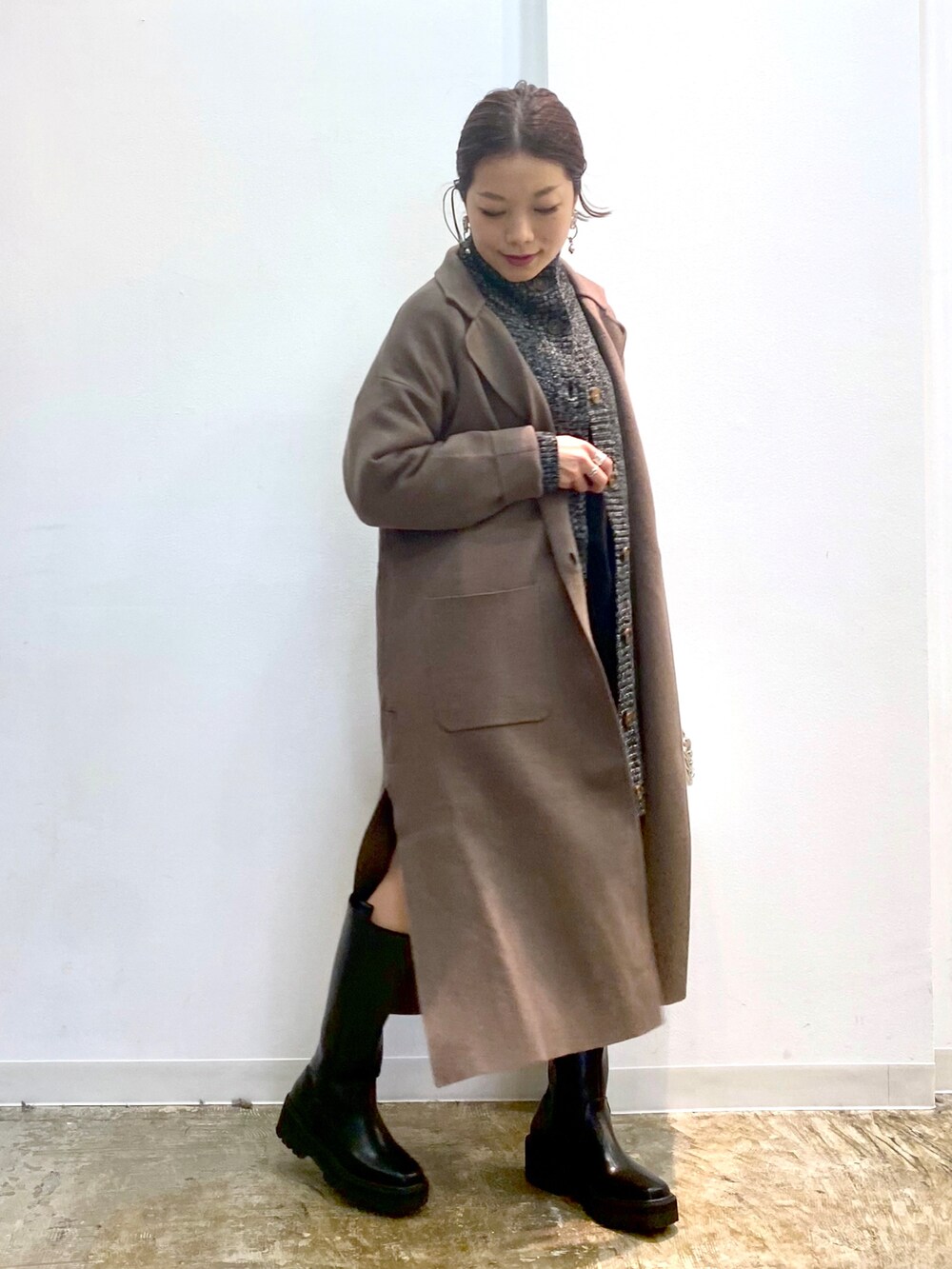 ブラック系のニット/セーター、ブラック系のTシャツ/カットソー、ブラウン系のその他アウターを着用したレディースの秋コーディネートの3枚目の写真