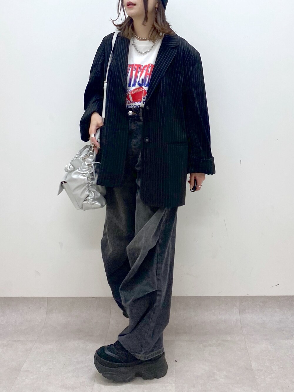 ホワイト系のTシャツ/カットソー、その他のテーラードジャケット、シルバー系のショルダーバッグを着用したレディースの冬コーディネートの3枚目の写真