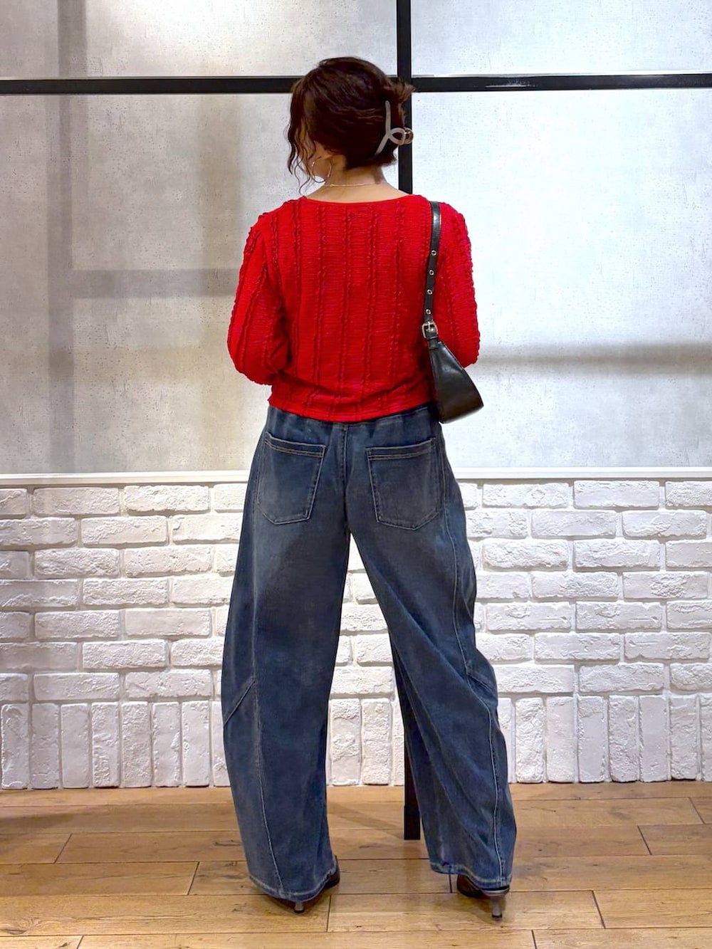 ホワイト系のキャミソール、ブラック系のハンドバッグ、ブラウン系のサンダルを着用したレディースの春コーディネートの6枚目の写真