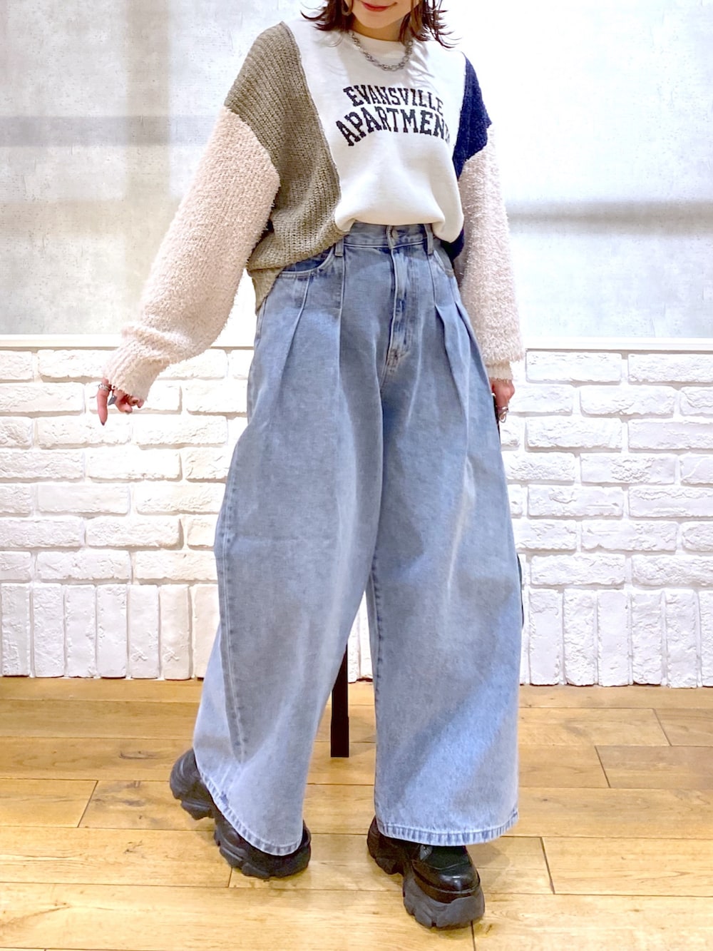 「クリスマスに着たい服、デニム、ニット帽、ニット、ブーツ、テーマパークコーデ、冬コーデ、休日スタイル、きれいめカジュアル、ショルダーバッグ、低身長、オトナカジュアル、ワイドパンツ、ショート丈トップス、ロゴニット」｜「PAGEBOYのタックデニムパンツ（デニムパンツ、ブルー系）」を使った、Chisaさん（レディース・154cm）の冬コーディネートの3枚目の写真