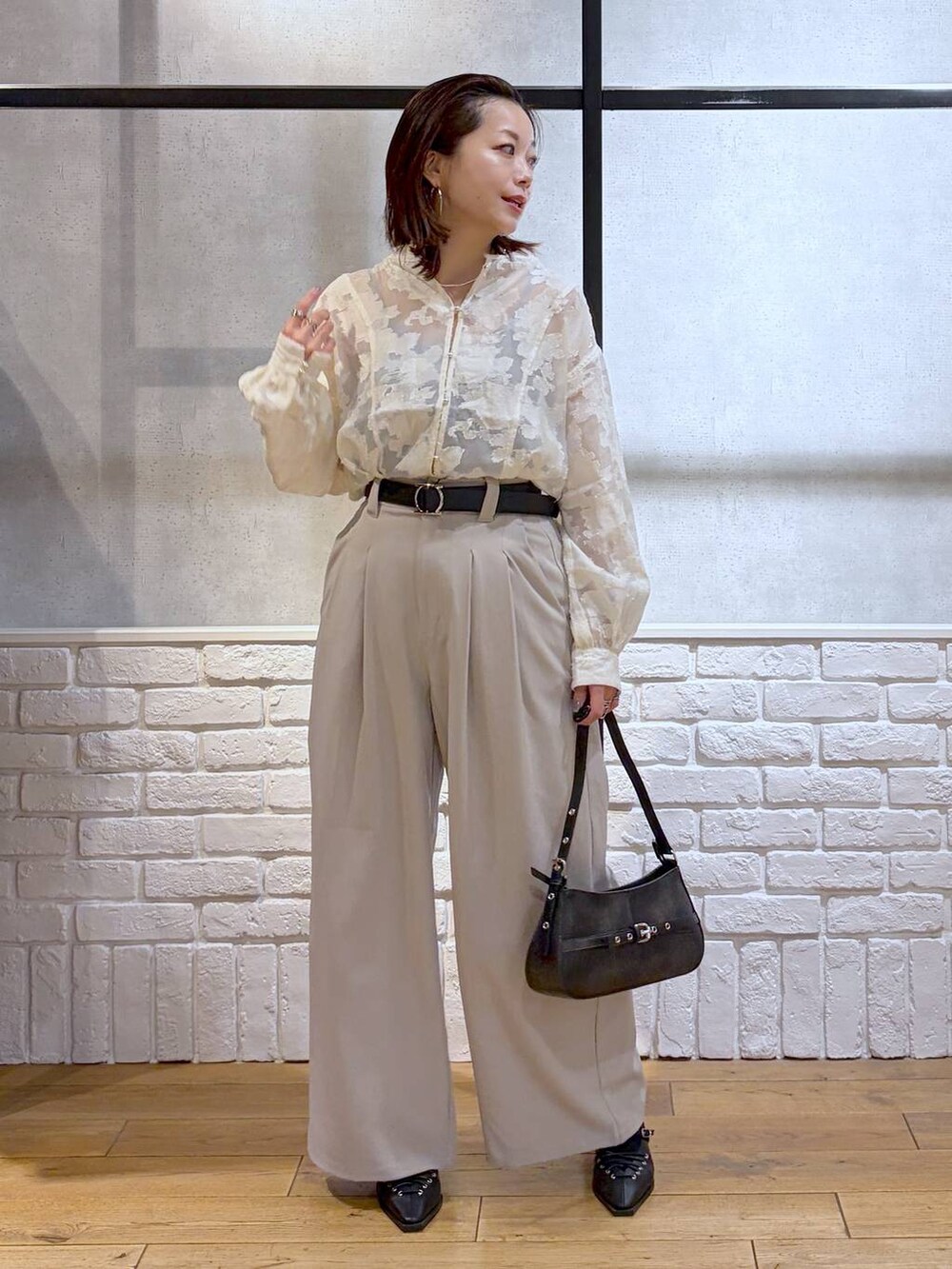 グレー系のテーラードジャケット、ベージュ系のデニムパンツ、ホワイト系のTシャツ/カットソーを着用したレディースの冬コーディネートの4枚目の写真