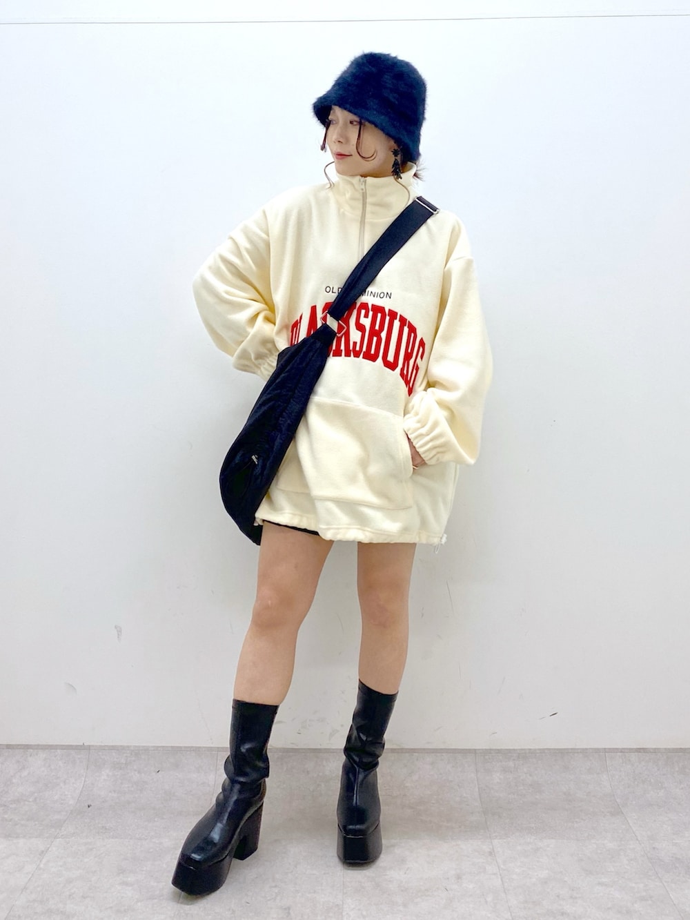 ベージュ系のその他トップス、ブラック系のショルダーバッグ、ブラック系のブーツを着用したレディースの冬コーディネートの2枚目の写真