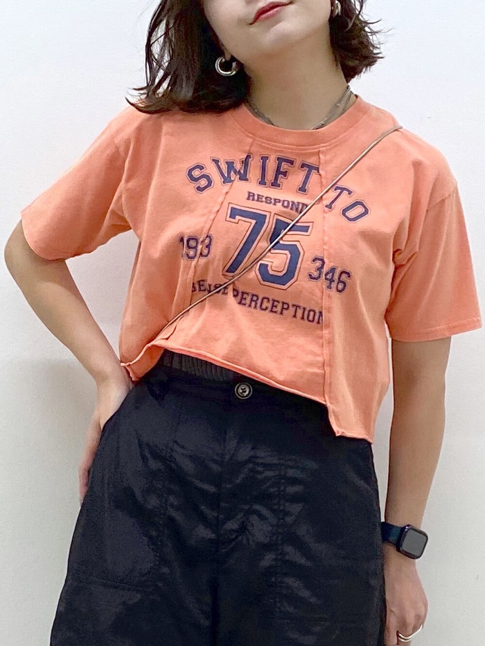 ピンク系のTシャツ/カットソー、グレー系のその他パンツ、ブラック系のサンダルを着用したレディースの春コーディネートの2枚目の写真