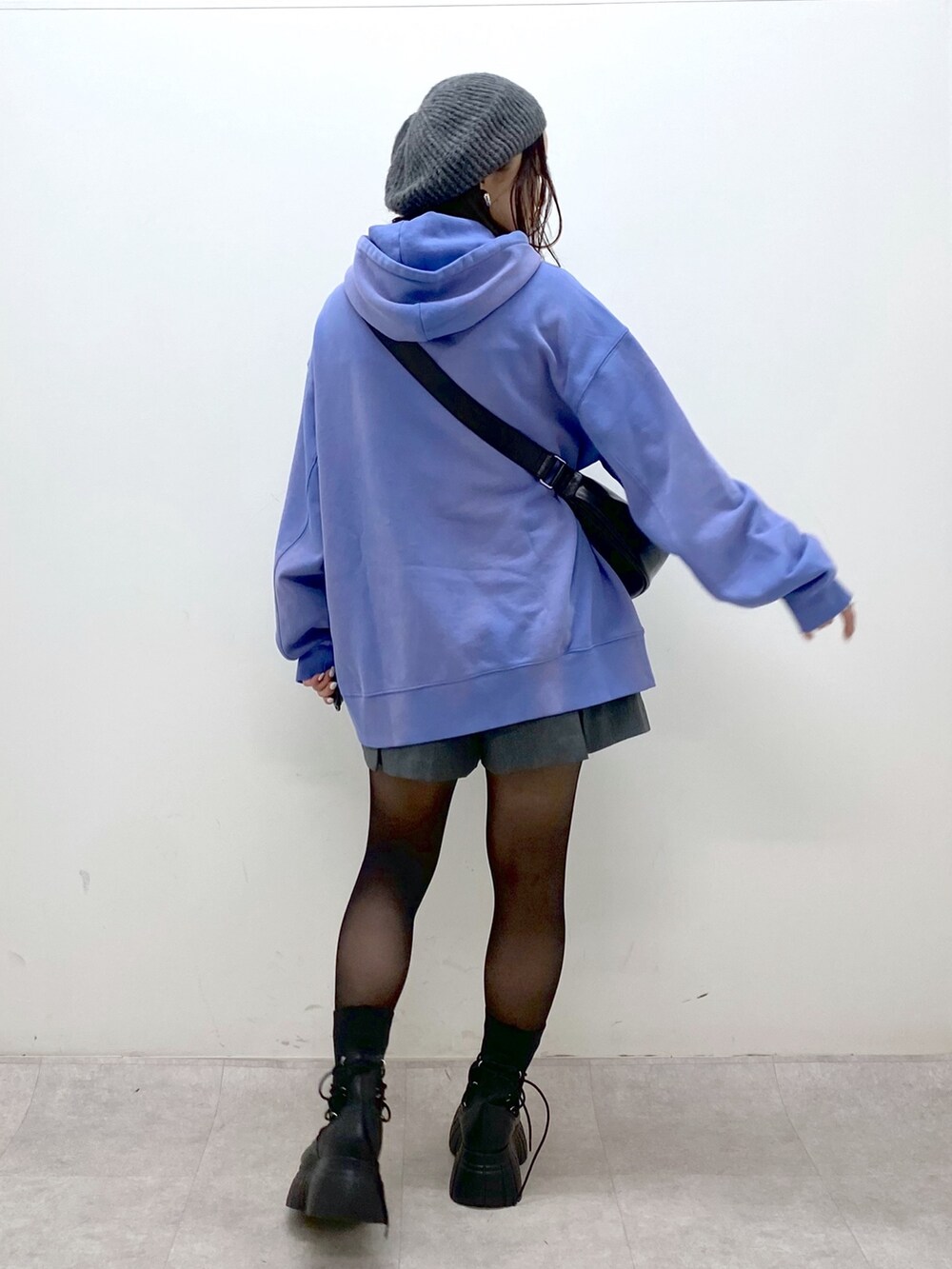 ブルー系のパーカー、ブラック系のショルダーバッグ、グレー系のその他パンツを着用したレディースの冬コーディネートの7枚目の写真