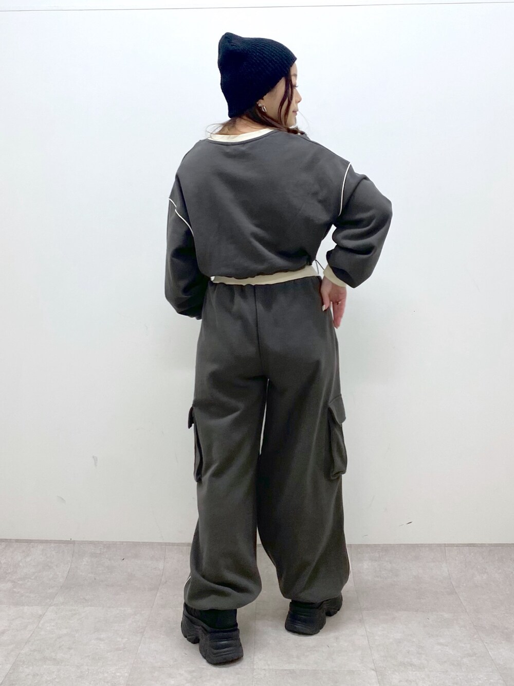 グレー系のスウェット、グレー系のスウェットパンツ、ブラック系のスニーカーを着用したレディースの冬コーディネートの5枚目の写真