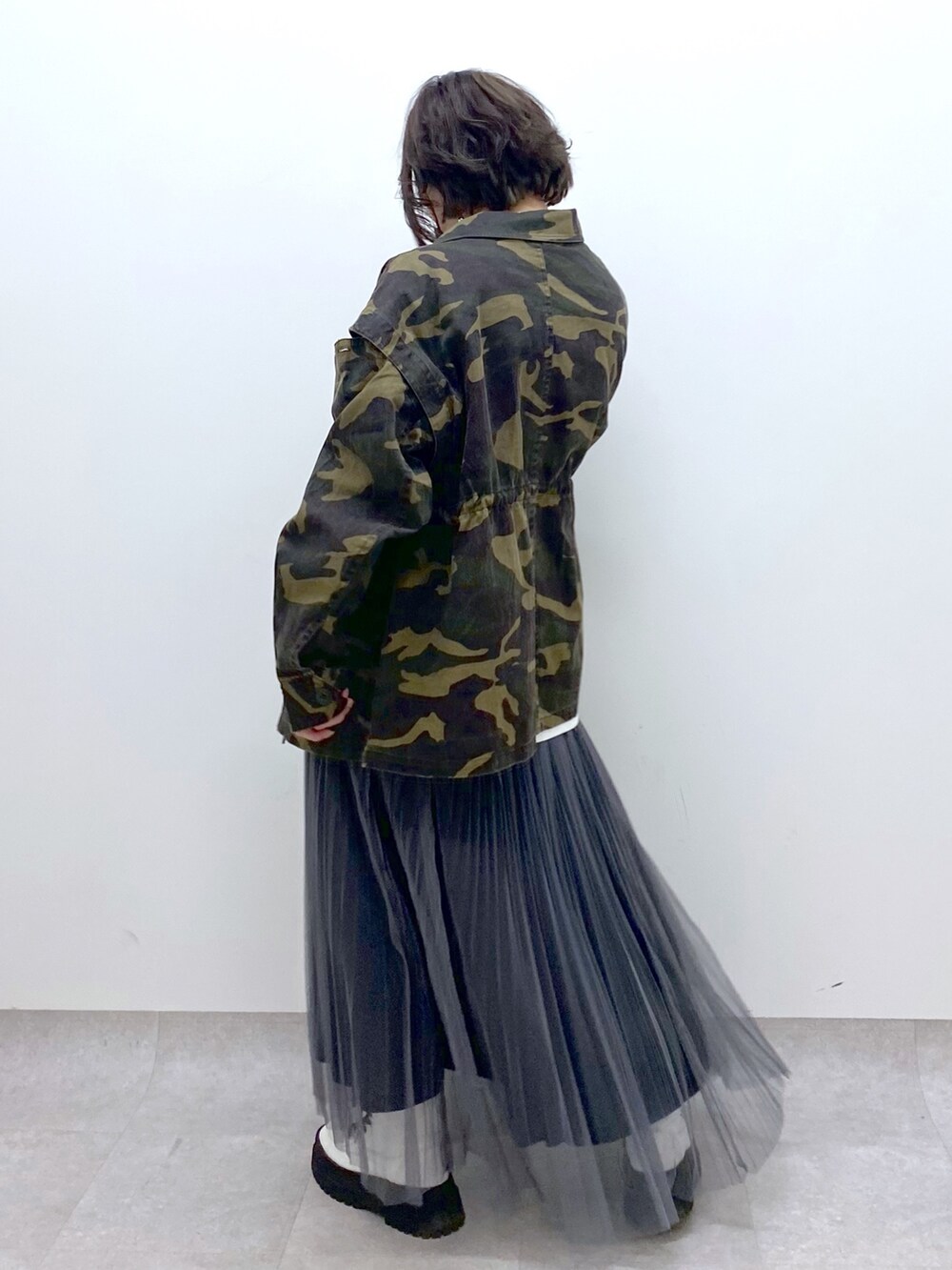 その他のジャケット/アウター、ホワイト系のTシャツ/カットソー、グレー系のスカートを着用したレディースの春コーディネートの4枚目の写真