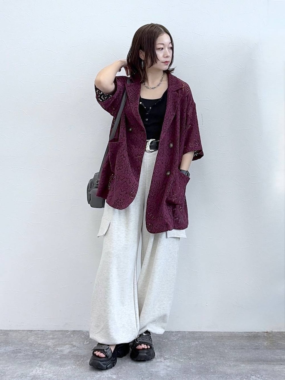 グレー系のショルダーバッグ、ブラック系のタンクトップ、ベージュ系のその他パンツを着用したレディースの春コーディネートの5枚目の写真