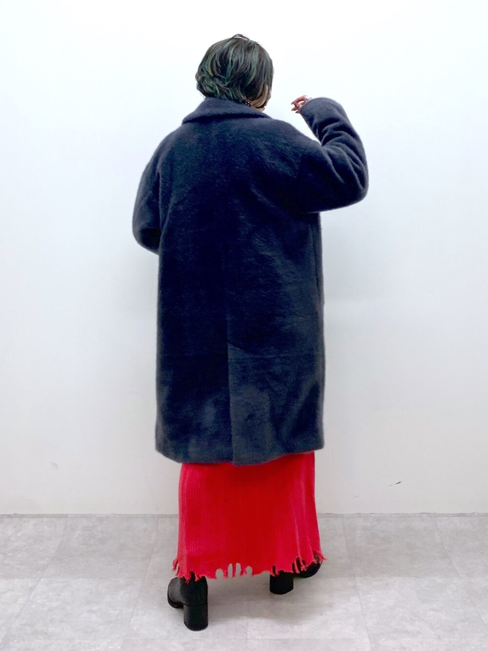 ブラック系のジャケット/アウター、ブラック系のトップス、ゴールド系のスカートを着用したレディースの秋コーディネートの3枚目の写真