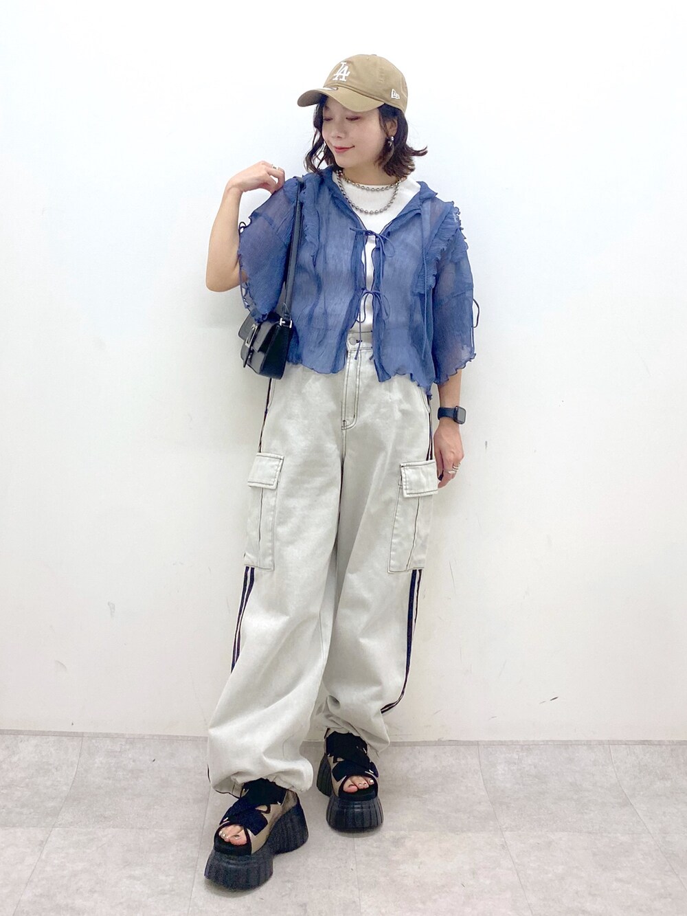 ホワイト系のデニムパンツ、その他のスニーカー、ブルー系のシャツ/ブラウスを着用したレディースの夏コーディネートの5枚目の写真