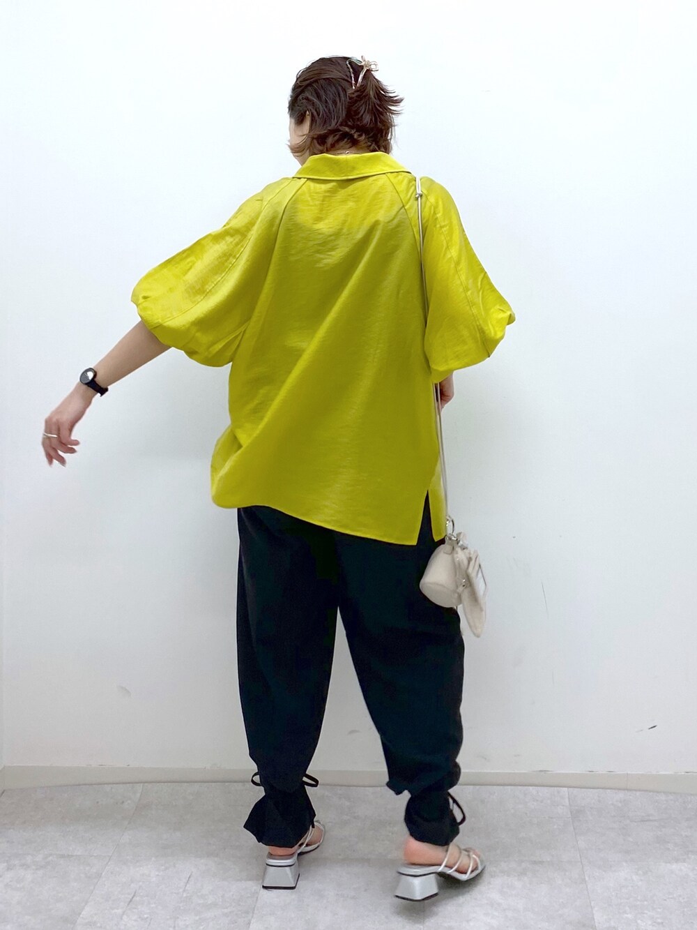 その他のトップス、ブラック系のスラックス、ベージュ系のショルダーバッグを着用したレディースの夏コーディネートの3枚目の写真