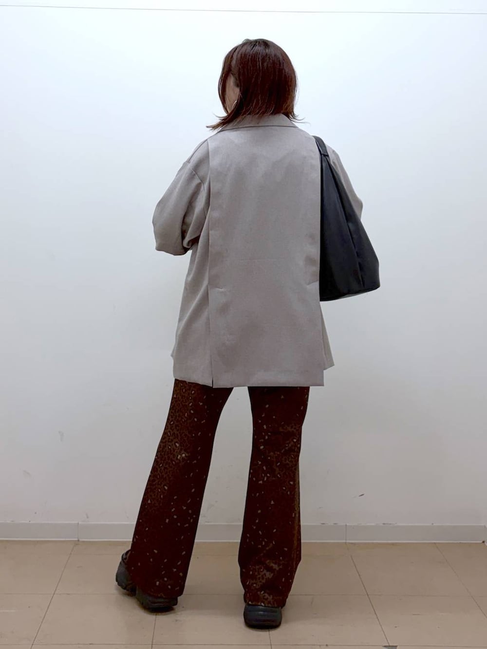 ブラック系のスニーカー、ホワイト系のキャミソール、その他のその他パンツを着用したレディースの春コーディネートの7枚目の写真