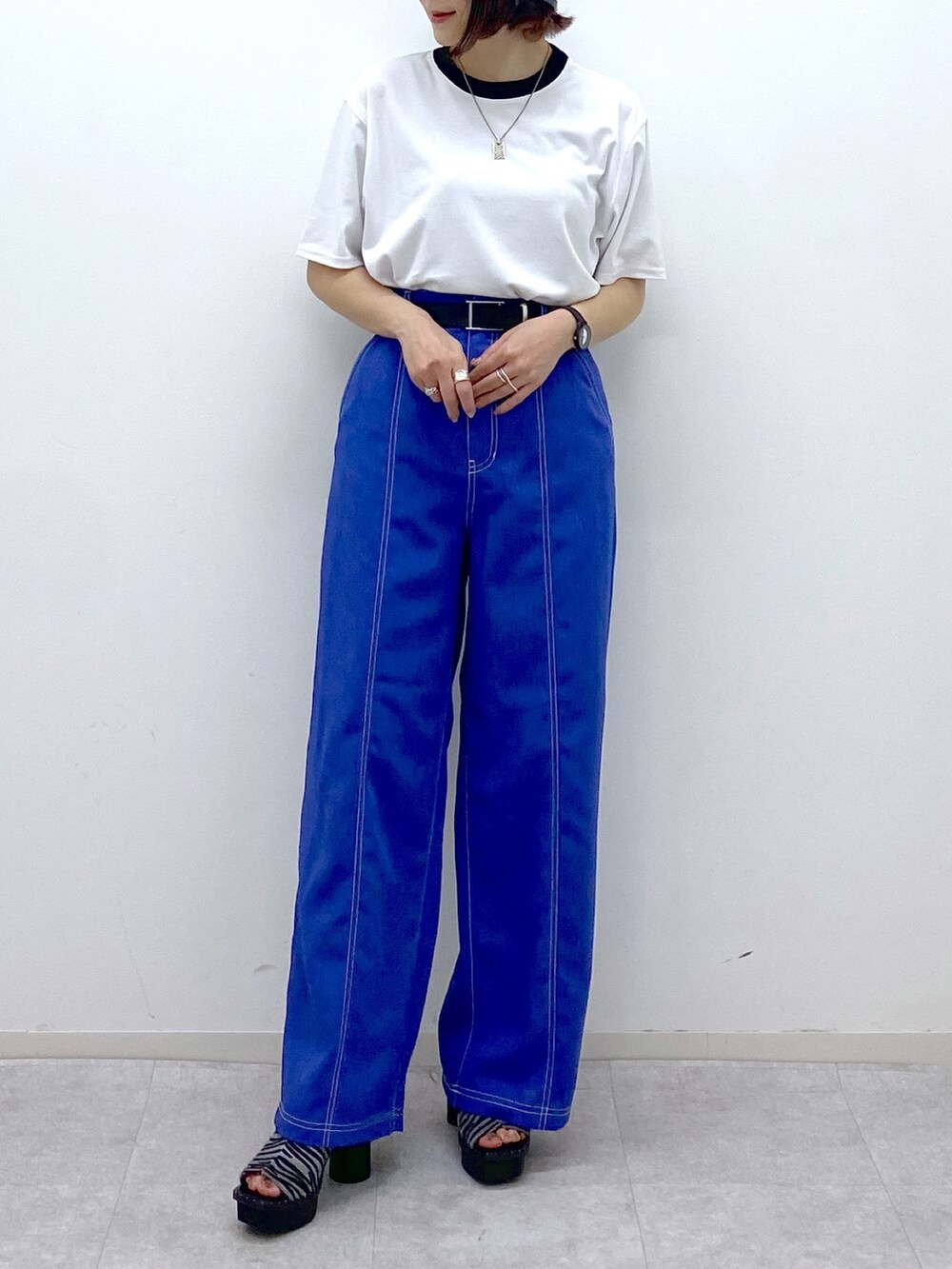 パープル系のその他パンツ、ホワイト系のTシャツ/カットソー、その他のサンダルを着用したレディースの夏コーディネートの5枚目の写真