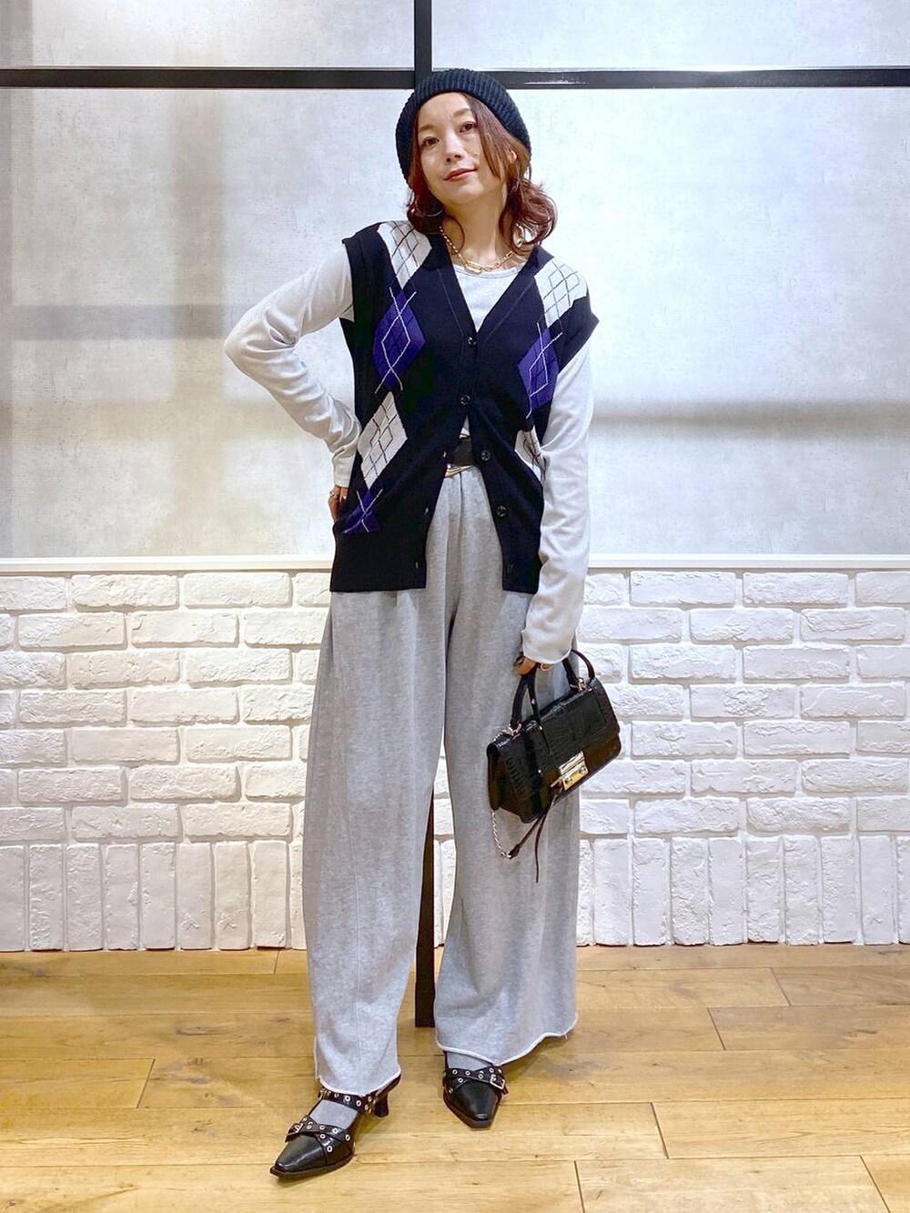 ブラック系のパンプス、グレー系のスウェットパンツ、ブラック系のハンドバッグを着用したレディースの秋コーディネートの9枚目の写真