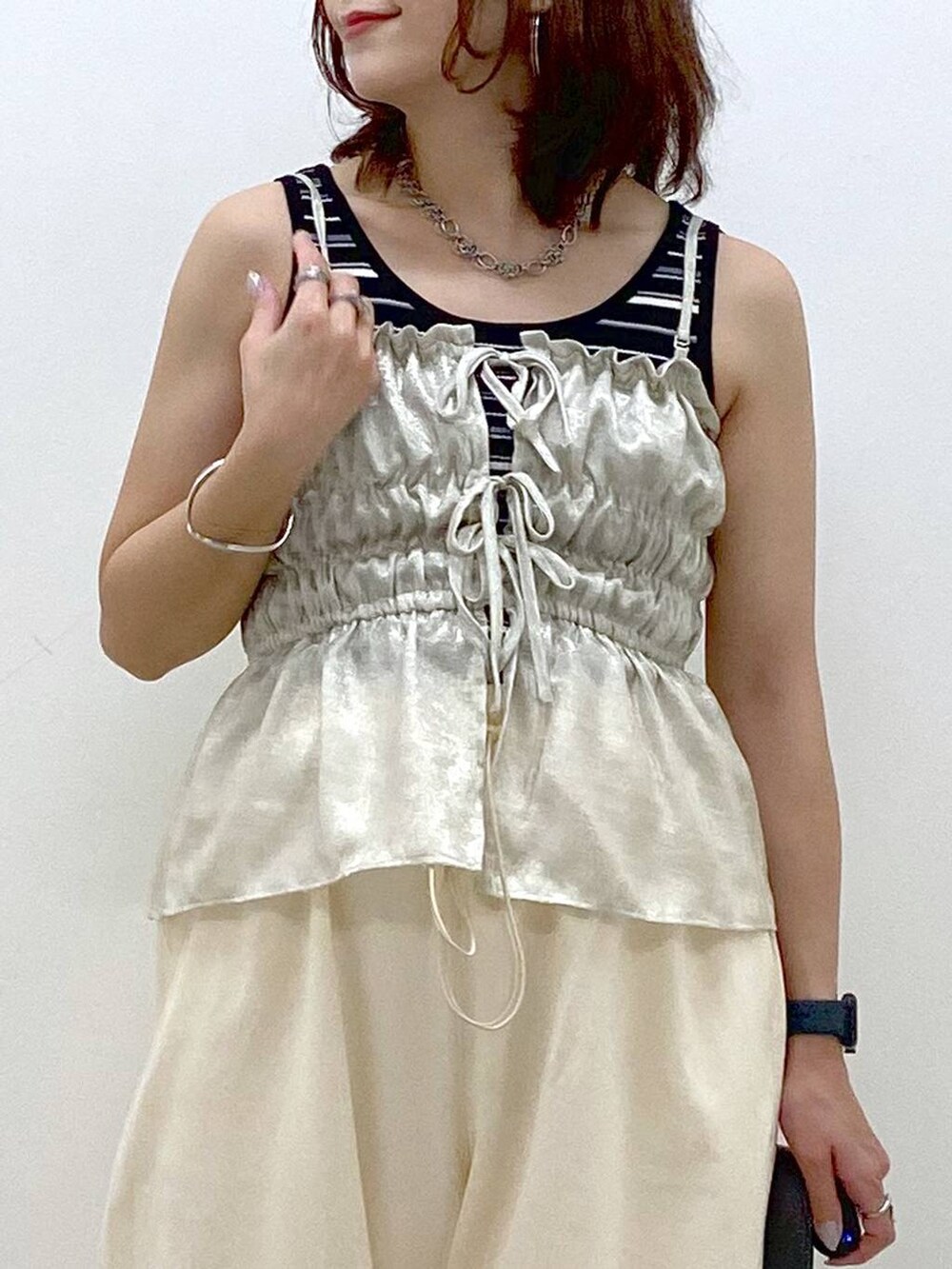 ブラック系のショルダーバッグ、レッド系のサンダル、ベージュ系のその他パンツを着用したレディースの夏コーディネートの2枚目の写真