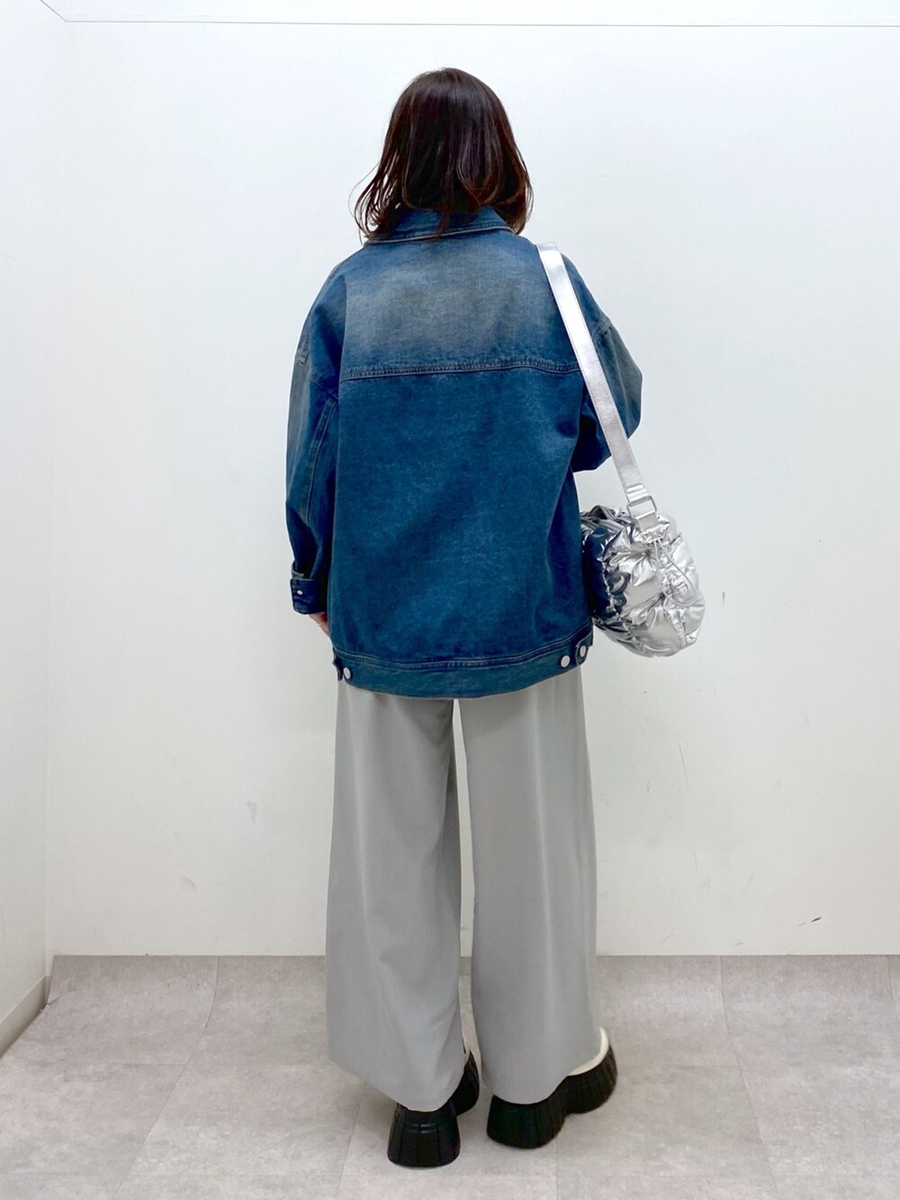 ホワイト系のシャツ/ブラウス、ブルー系のデニムジャケット、ホワイト系のローファーを着用したレディースの冬コーディネートの7枚目の写真