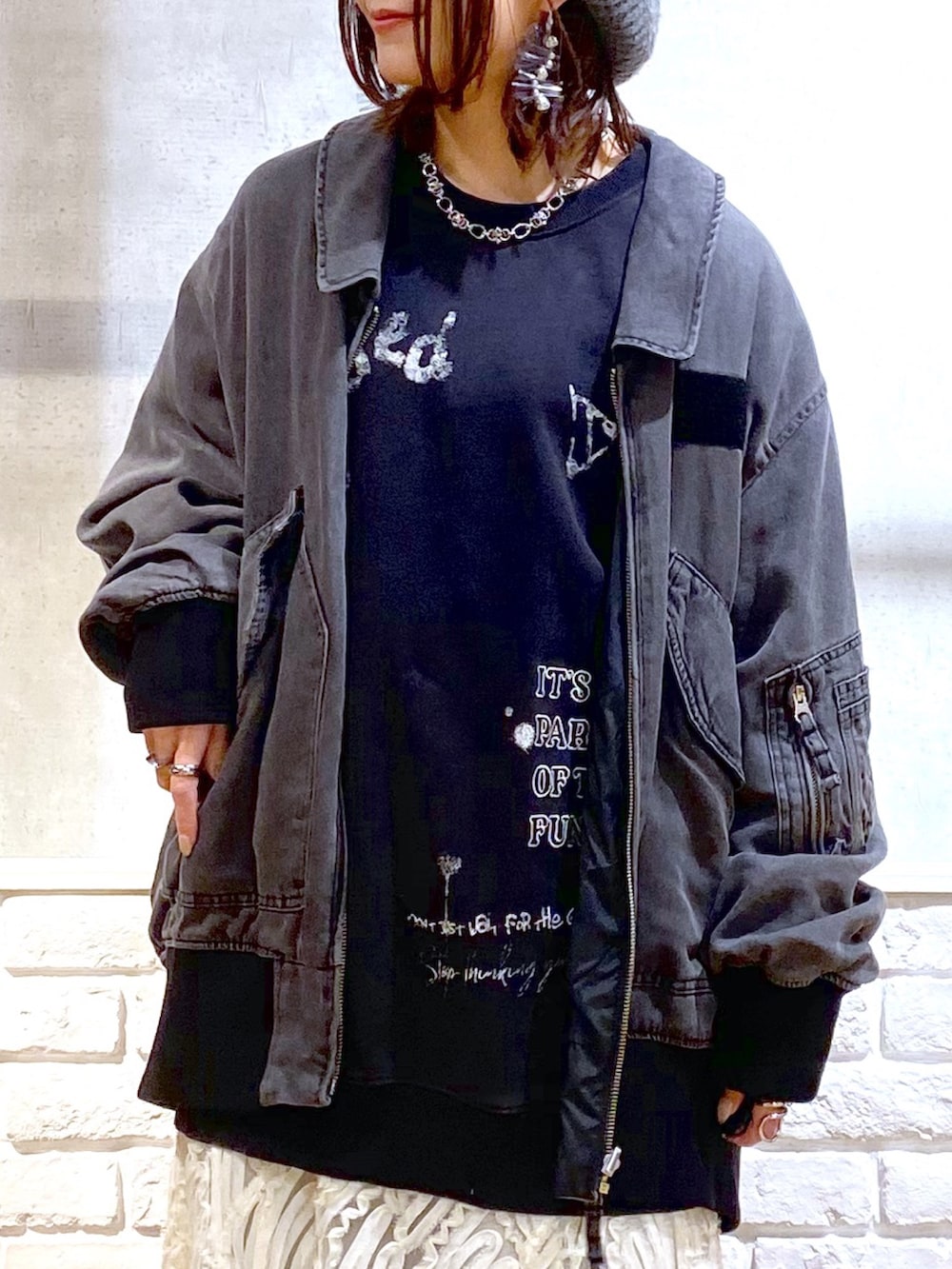 「真冬のあったかスタイル、休日スタイル、春、オトナカジュアル、レイヤードスタイル、デニムパンツ、デニム、デニムジャケット、低身長、お出かけコーデ、モノトーン、ワイドパンツ、キャミワンピ、きれいめカジュアル、レースワンピース」｜「PAGEBOYのハンドペイントグランジスウェット（スウェット、グレー系）」を使った、Chisaさん（骨格ウェーブ・レディース・154cm）の冬コーディネートの2枚目の写真
