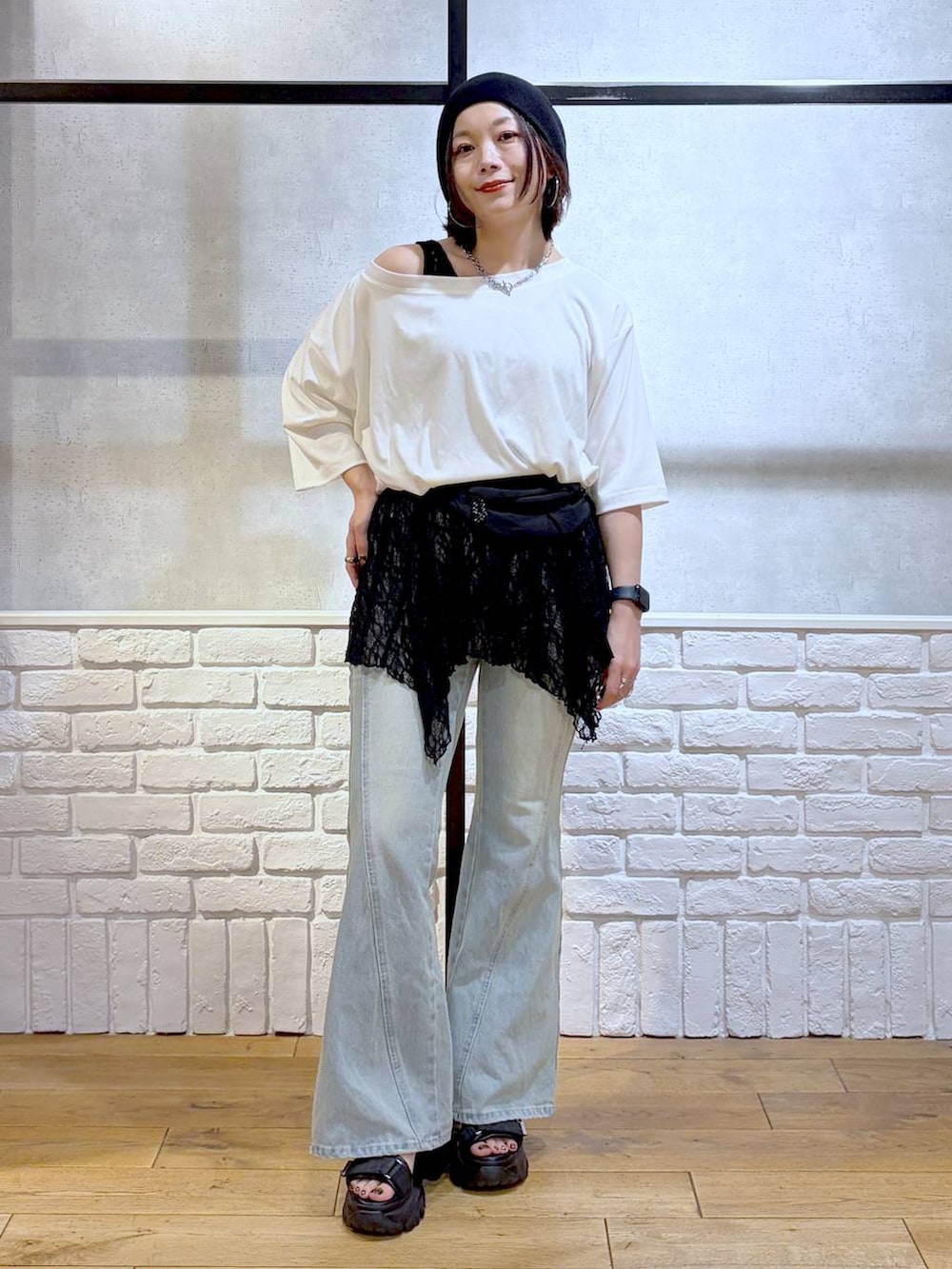 ホワイト系のTシャツ/カットソー、ブルー系のデニムパンツ、ブラック系のTシャツ/カットソーを着用したレディースの夏コーディネートの9枚目の写真