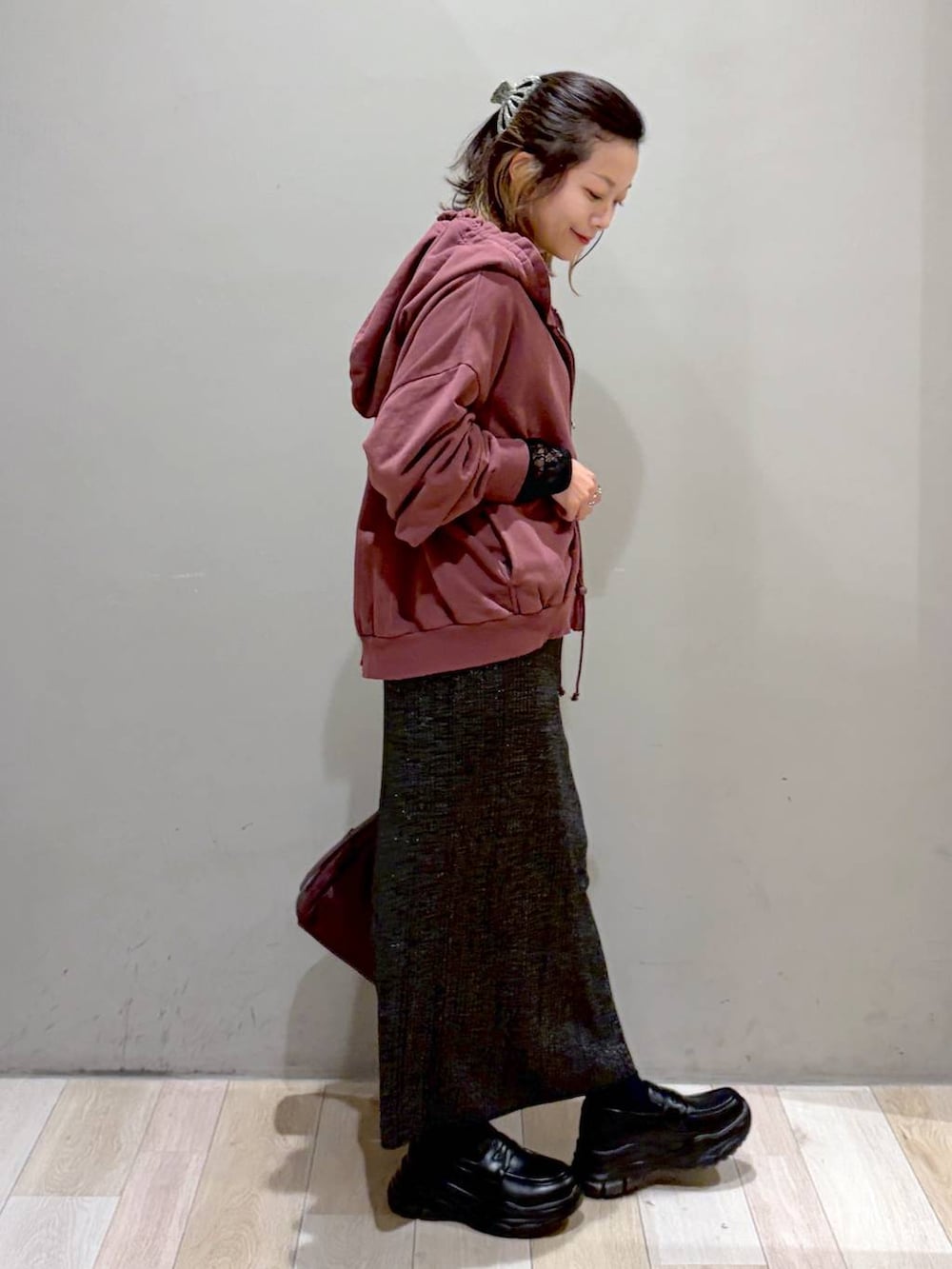 ブラック系のローファー、レッド系のパーカー、ブラック系のTシャツ/カットソーを着用したレディースの秋コーディネートの7枚目の写真