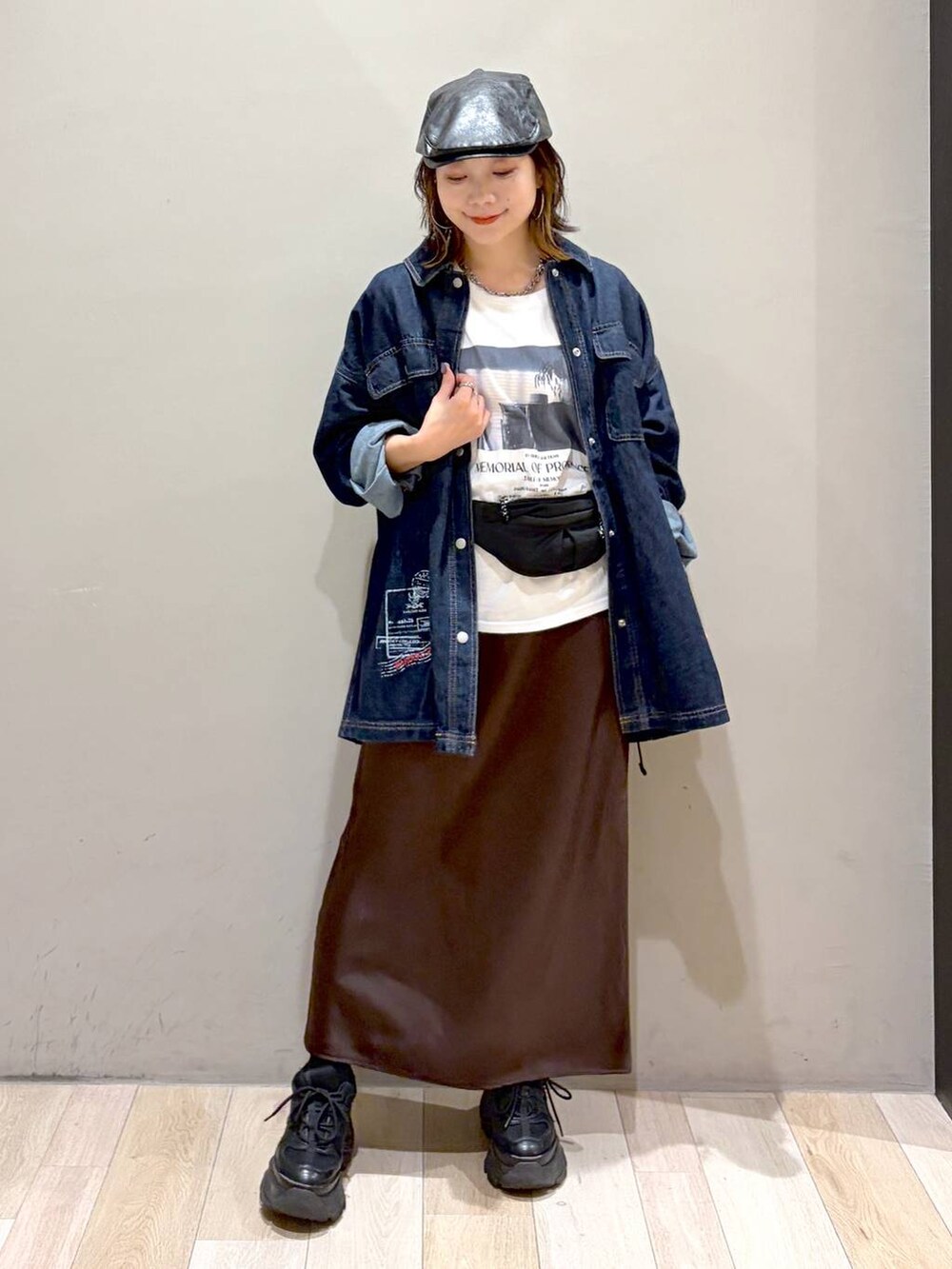 ブルー系のシャツ/ブラウス、ブラウン系のスカート、ブラック系のスニーカーを着用したレディースの夏コーディネートの9枚目の写真