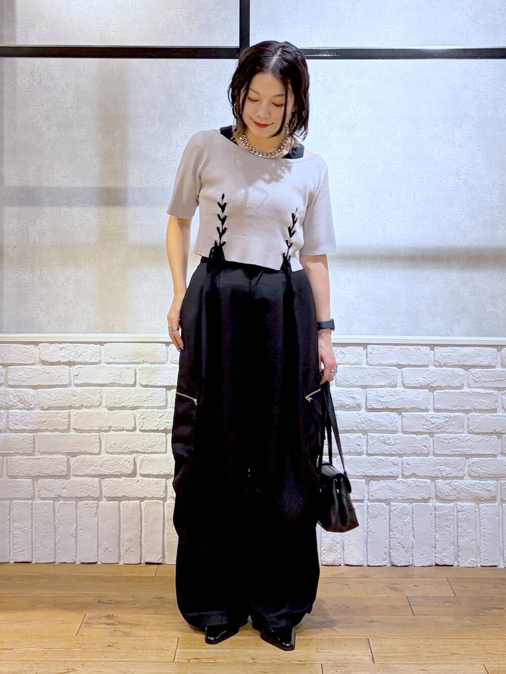 ブラック系のカーゴパンツ、グレー系のTシャツ/カットソー、ブラック系のショルダーバッグを着用したレディースの夏コーディネートの8枚目の写真