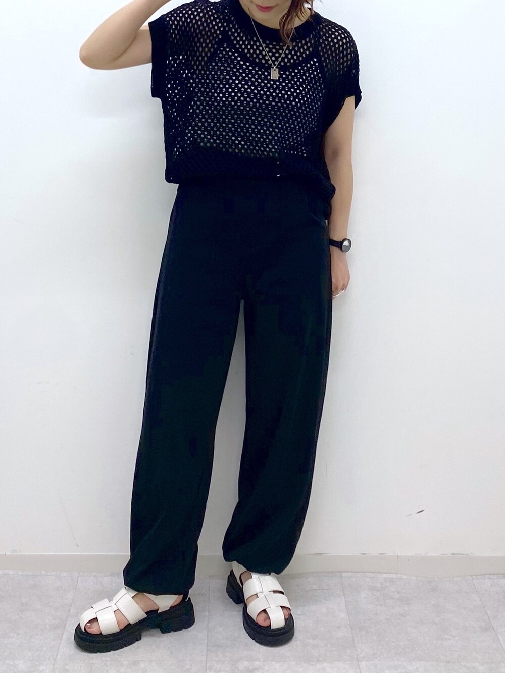 ブラック系のトップス、その他のトップス、ホワイト系のシューズを着用したレディースの夏コーディネートの5枚目の写真