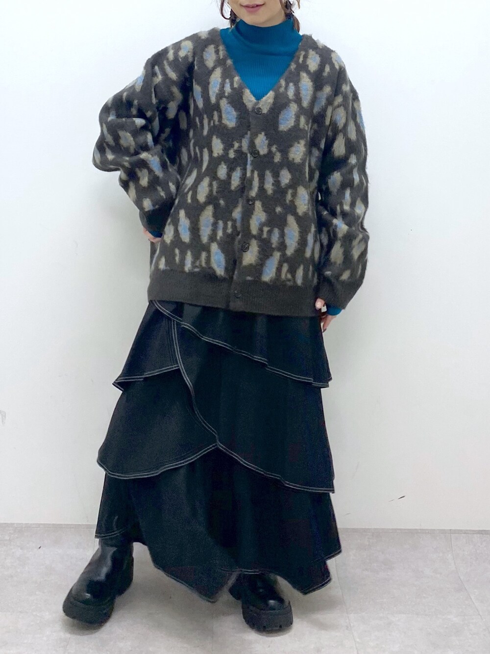 「重ね着ベストシーズン、ニット、ハロウィン、カーディガン、ストリート、ブーツ、ビッグシルエット、厚底シューズ、お出かけコーデ、低身長、オトナカジュアル、ニット帽、ひょう柄、ロングブーツ、ティアードスカート」｜「PAGEBOYのクシュソデハイネックテレコ（ニット/セーター、ブルー系）」を使った、Chisaさん（レディース・154cm）の秋コーディネートの7枚目の写真