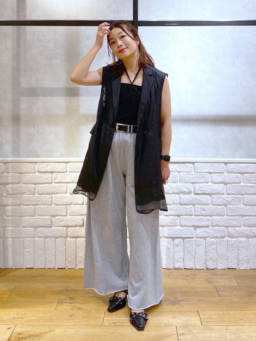 ブラック系のTシャツ/カットソー、ブラック系のパンプス、グレー系のスウェットパンツを着用したレディースの夏コーディネートの8枚目の写真
