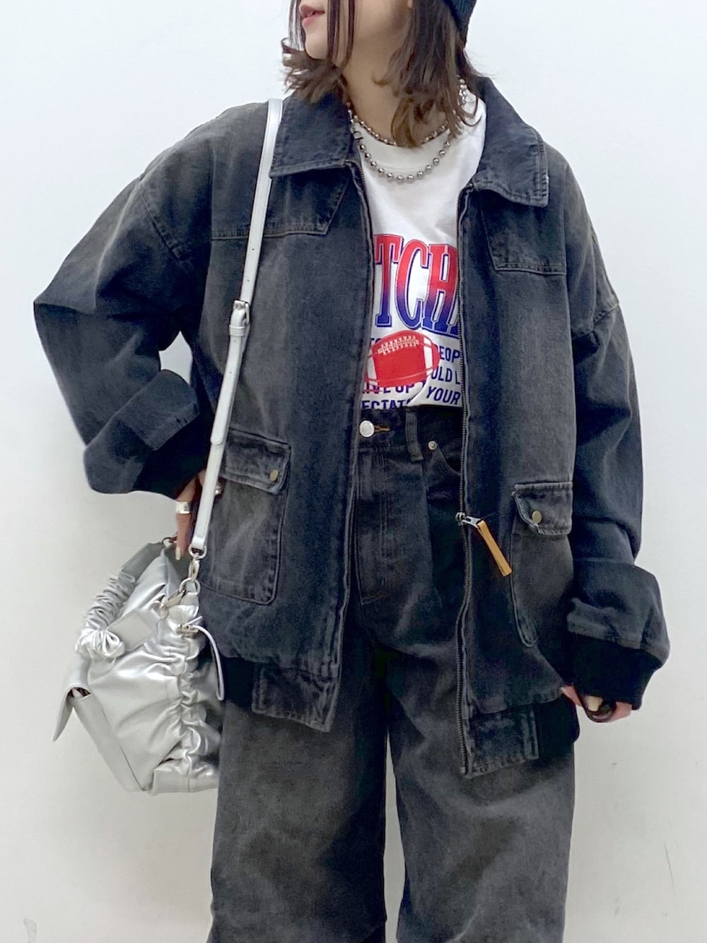 ホワイト系のTシャツ/カットソー、ブラック系のデニムジャケット、ブラック系のデニムパンツを着用したレディースの春コーディネートの2枚目の写真