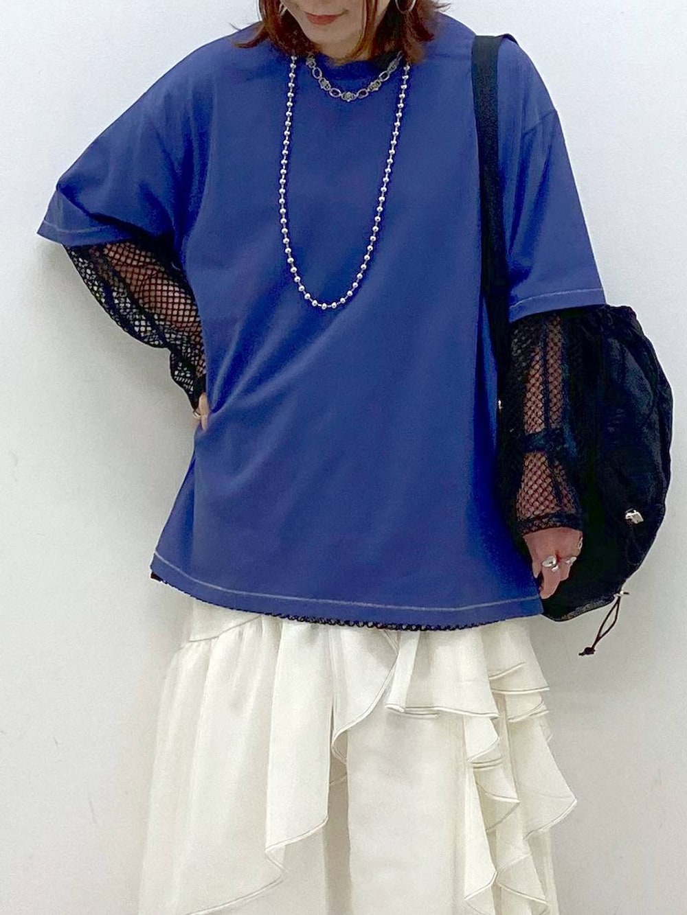 「低身長、きれいめ、若見え、春コーデ、夏コーデ、モード、PAGEBOY、どっと変わっちゃえ、骨格ウェーブ_PAGEBOY、大人カジュアル、レイヤードスタイル、Tシャツ、スカート、ロングスカート、ニット帽」｜「PAGEBOYのラメペーパービーニー（ニットキャップ/ビーニー、ブラック系）」を使った、Chisaさん（レディース・154cm）の春コーディネートの2枚目の写真