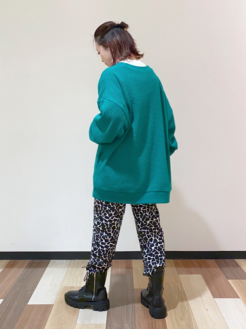 ブラック系のその他パンツ、ブラック系のブーツ、グリーン系のカーディガン/ボレロを着用したレディースの冬コーディネートの4枚目の写真