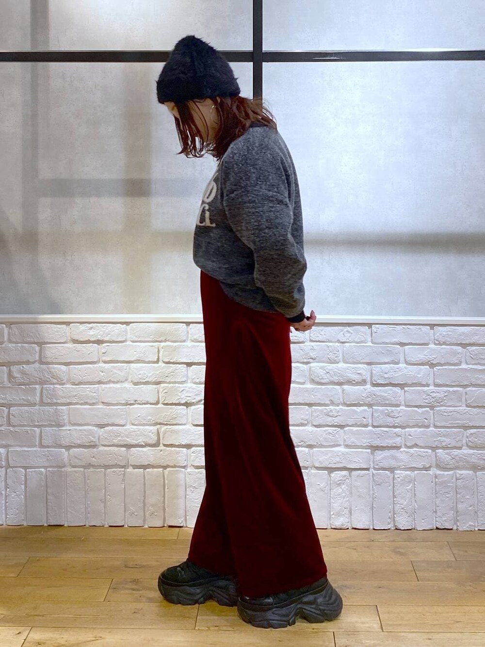 ブラック系のスニーカー、レッド系のその他パンツ、レッド系のその他パンツを着用したレディースの秋コーディネートの9枚目の写真