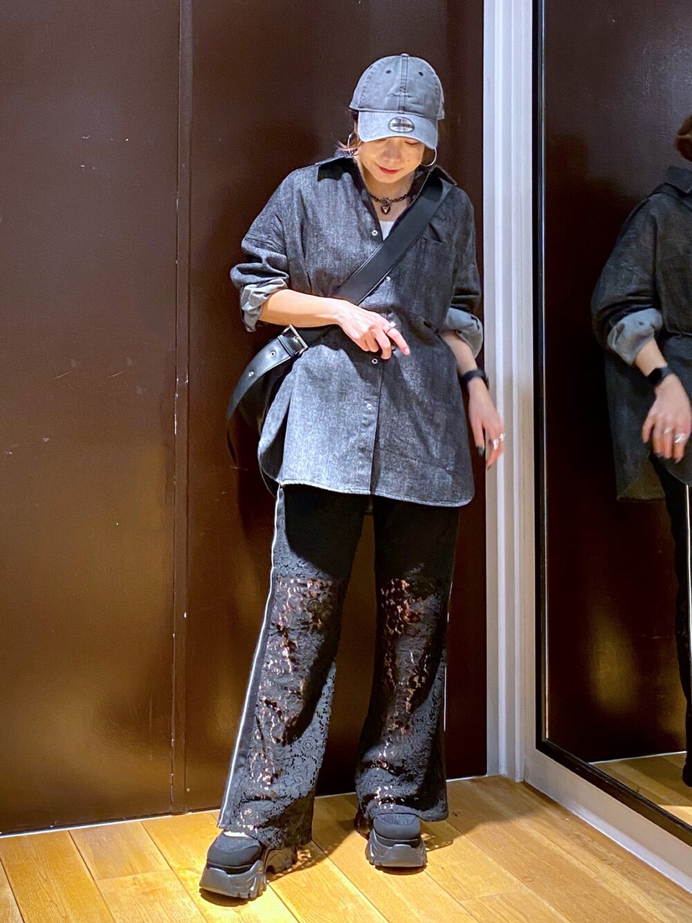 ブラック系のその他パンツ、ブラック系のスニーカー、ブラック系のショルダーバッグを着用したレディースの秋コーディネートの9枚目の写真