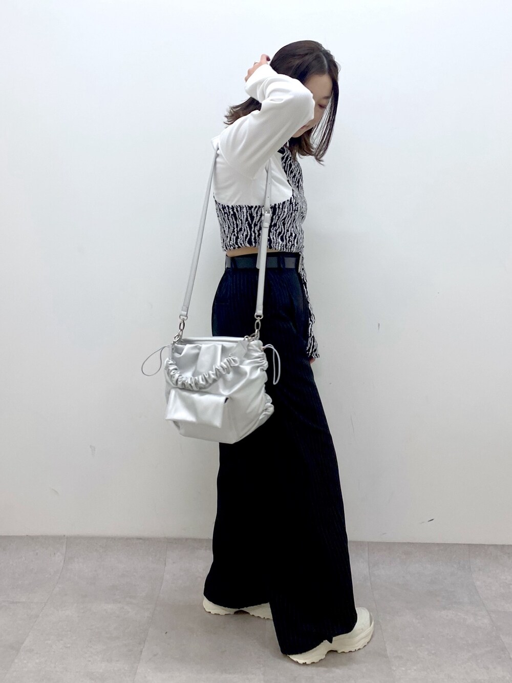 ホワイト系のTシャツ/カットソー、シルバー系のショルダーバッグ、その他のその他パンツを着用したレディースの春コーディネートの8枚目の写真