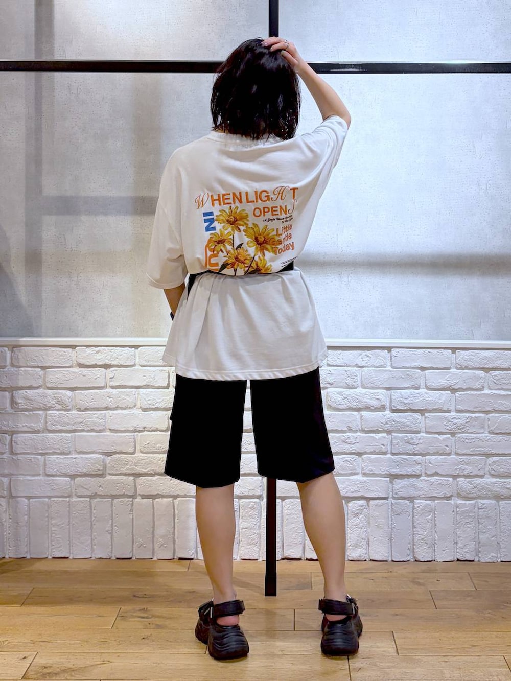 ブラック系のサンダル、ホワイト系のTシャツ/カットソー、ブラック系のその他パンツを着用したレディースの夏コーディネートの6枚目の写真