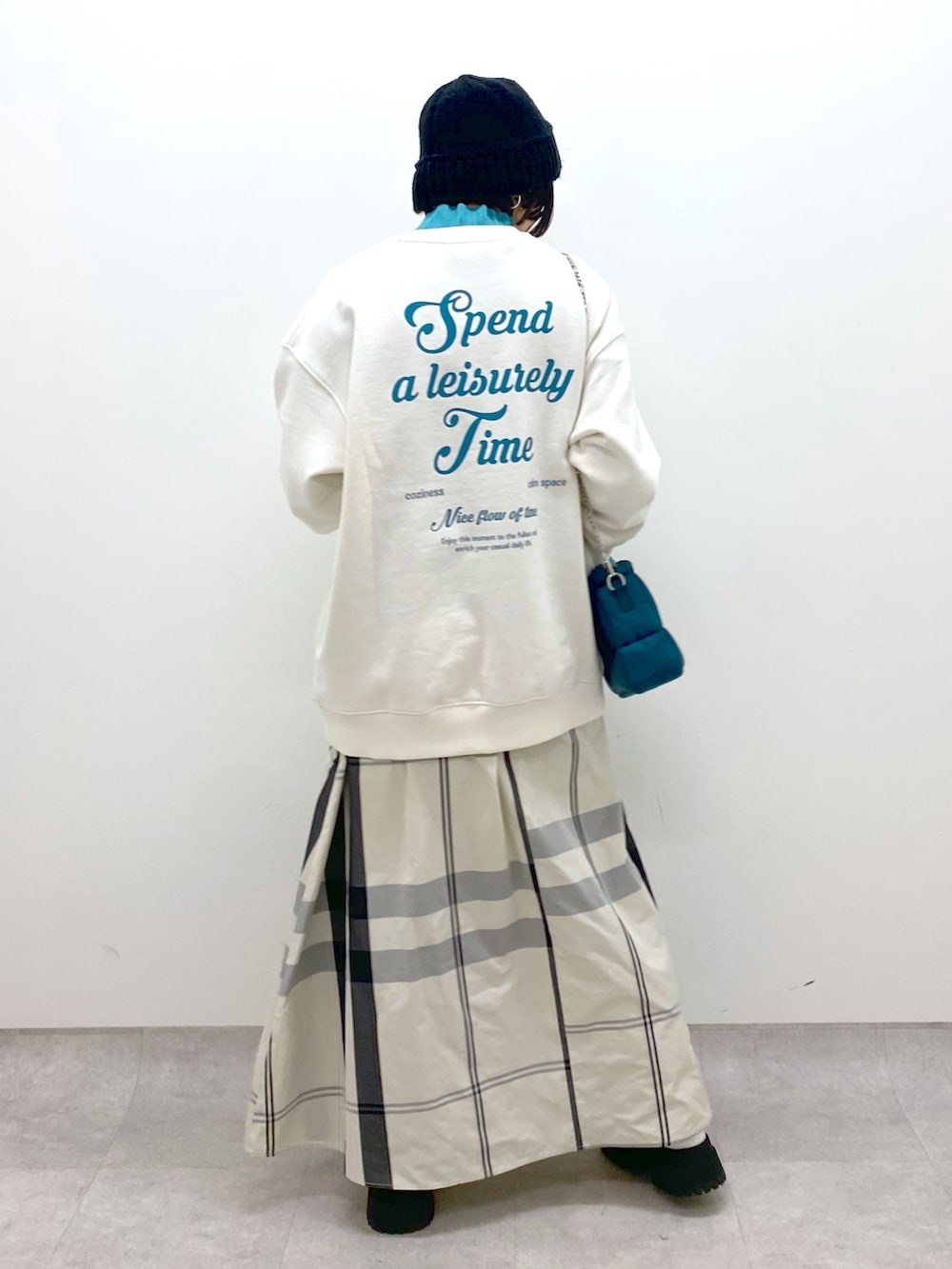 ホワイト系のスカート、その他のトップス、ホワイト系のスウェットを着用したレディースの冬コーディネートの4枚目の写真